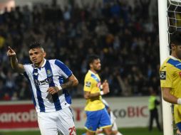 Soares anota dos goles para los Dragones esta noche. AFP / F. Leong