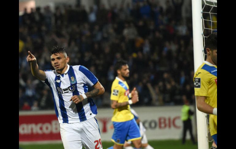 Soares anota dos goles para los Dragones esta noche. AFP / F. Leong