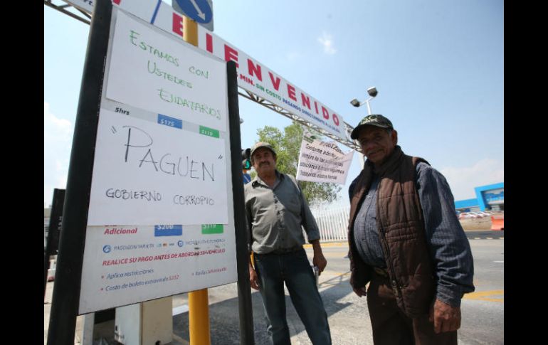 Desde ayer jueves, los ejidatarios estuvieron en el lugar para dejar pasar a los automovilistas. EL INFORMADOR / ARCHIVO