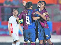 Carlos Cauich (#8) celebra con sus compañeros del Atlante el segundo gol de su equipo. ESPECIAL / ATLANTE FC