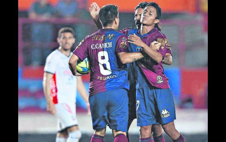 Carlos Cauich (#8) celebra con sus compañeros del Atlante el segundo gol de su equipo. ESPECIAL / ATLANTE FC