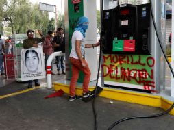 Los inconformes realizaron pintas en el lugar, exigiendo la presentación de sus compañeros. SUN / V. Rosas