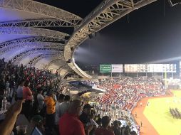 Los aficionados que acuden al estadio pasan un gran ambiente y disfrutan de comer, convivir y divertirse durante el juego. SUN / ESPECIAL