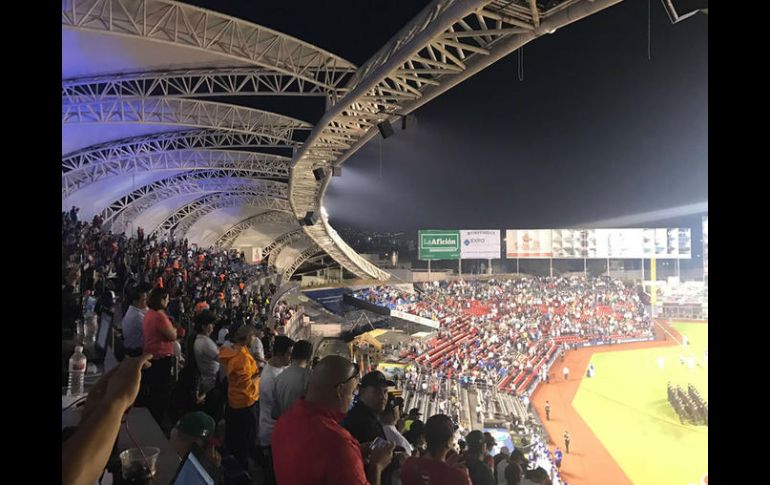 Los aficionados que acuden al estadio pasan un gran ambiente y disfrutan de comer, convivir y divertirse durante el juego. SUN / ESPECIAL