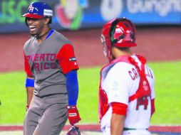 Francisco Lindor (i) conectó dos cuadrangulares y Xorge Carrillo (d) cometió una pifia que favoreció cuatro carreras de los boricuas. AFP / M. Tovar