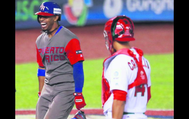 Francisco Lindor (i) conectó dos cuadrangulares y Xorge Carrillo (d) cometió una pifia que favoreció cuatro carreras de los boricuas. AFP / M. Tovar