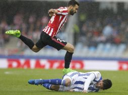 El delantero mexicano de la Real Sociedad, Carlos Vela, y el defensa de Bilbao Mikel Balenziaga. EFE / J. Etxezarreta