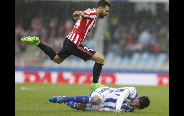 El delantero mexicano de la Real Sociedad, Carlos Vela, y el defensa de Bilbao Mikel Balenziaga. EFE / J. Etxezarreta