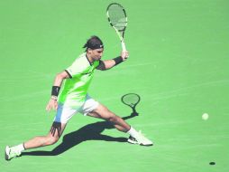 El español Rafael Nadal regresa una bola al argentino Guido Pella, al que venció en sets corridos para avanzar sin mayores problemas. AFP / C. Brunskill