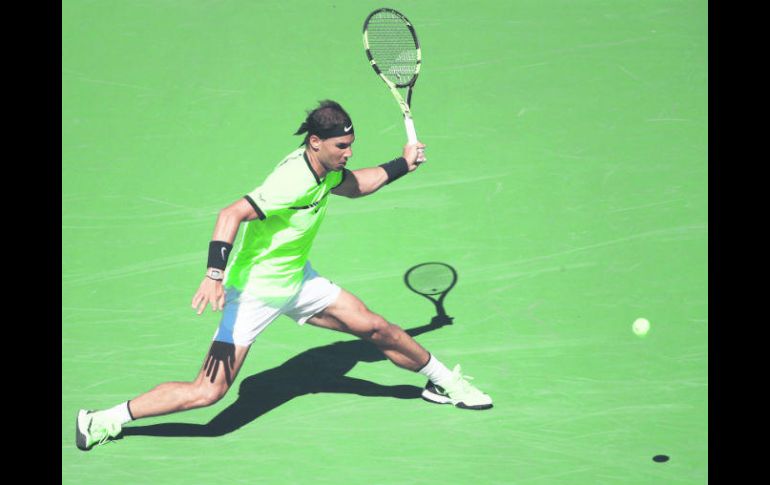 El español Rafael Nadal regresa una bola al argentino Guido Pella, al que venció en sets corridos para avanzar sin mayores problemas. AFP / C. Brunskill