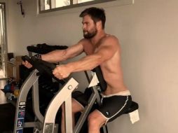 Hemsworth muestra escenas de su exigente entrenamiento físico, que incluye varias rutinas de pesas y aparatos. INSTAGRAM / chrishemsworth