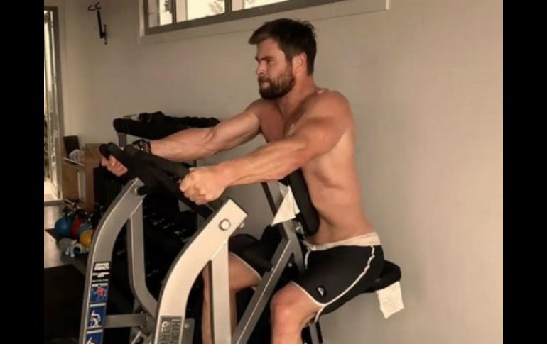 Hemsworth muestra escenas de su exigente entrenamiento físico, que incluye varias rutinas de pesas y aparatos. INSTAGRAM / chrishemsworth