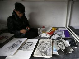 'Un día haré un dibujo de Picasso también', asegura el pequeño, que se encuentra varado en Serbia con su familia. AP / D. Vojinovic