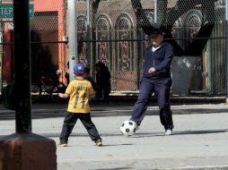 Los niños físicamente activos pueden tener un mayor desarrollo emocional, así como una mejor integración social. NTX / ARCHIVO