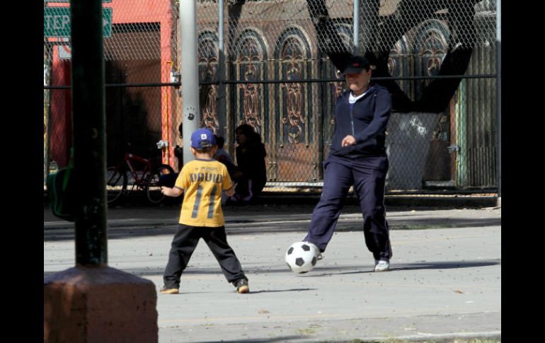 Los niños físicamente activos pueden tener un mayor desarrollo emocional, así como una mejor integración social. NTX / ARCHIVO