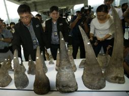 Policías muestran los cuernos durante una rueda de prensa. AP / S. Lalit