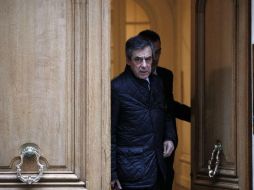 El candidato de la derecha a las presidenciales francesas, François Fillon, sale de su apartamento en París. EFE / Y. Valet