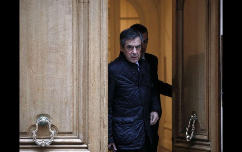 El candidato de la derecha a las presidenciales francesas, François Fillon, sale de su apartamento en París. EFE / Y. Valet