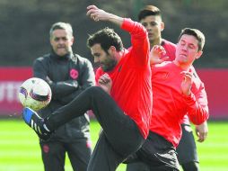 Juan Mata (izquierda) y Ander Herrera (derecha), compiten por el balón durante un entrenamiento. AFP /