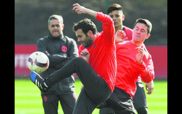 Juan Mata (izquierda) y Ander Herrera (derecha), compiten por el balón durante un entrenamiento. AFP /