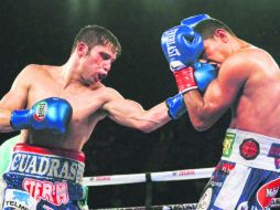 Carlos Cuadras (izquierda) quiere de regreso el título supermosca del Consejo Mundial de Boxeo que le arrebató el 'Chocolatito'. AP /