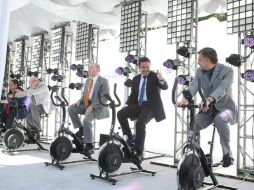 En la presentación de los autos, Aristóteles Sandoval y Tonatiuh Bravo, entre otros, pedalearon para generar energía limpia. EL INFORMADOR / R. Tamayo