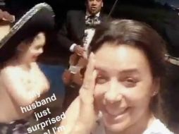 A través de su cuenta en Snapchat, Longoria compartió el momento de la serenata. ESPECIAL / Snapchat