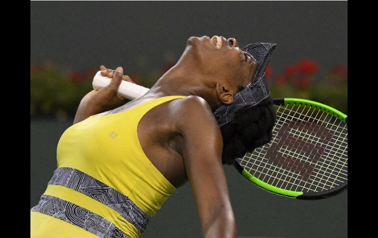 Williams se lamenta tras quedar eliminada ayer al perder en la ronda de Cartos de Final ante la rusa Elena Vesnina. AP / M. Terrill