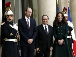 El príncipe y su esposa fueron acogidos por el presidente Hollande en el Palacio del Elíseo. EFE / Y. Valat