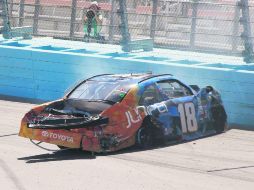 Así quedó el coche de Daniel Suárez ayer en el Phoenix Raceway, lo que lo orilló a abandonar la DC Solar 200. AP / R. Freso