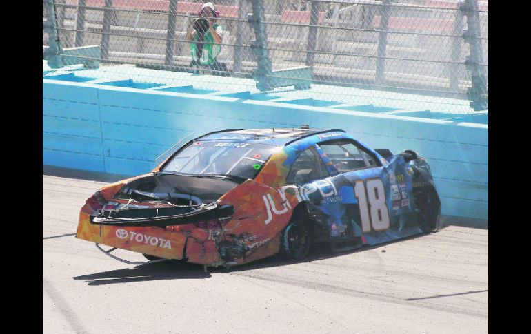 Así quedó el coche de Daniel Suárez ayer en el Phoenix Raceway, lo que lo orilló a abandonar la DC Solar 200. AP / R. Freso