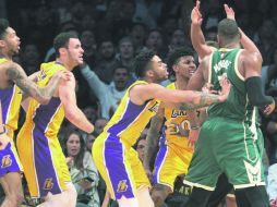 Jugadores de los Lakers y de los Bucks se vieron envueltos en una bronca durante el tercer cuarto de su encuentro del pasado viernes. AP / R. Saxon