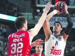 Limitado. En su juego 150 en España, Gustavo Ayón sólo pudo marcar 10 puntos en la derrota del Real Madrid. ESPECIAL /