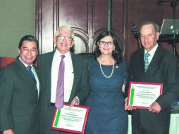 Festejo. En la foto, de izquierda a derecha, Marco Antonio Romero Gutiérrez, Rosa Celina Ruiz Velasco y Carlos Sainz Zalapa. ESPECIAL /