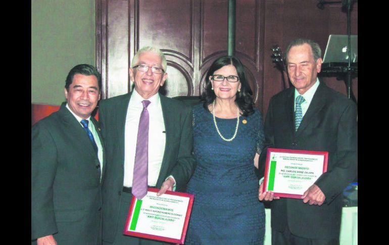 Festejo. En la foto, de izquierda a derecha, Marco Antonio Romero Gutiérrez, Rosa Celina Ruiz Velasco y Carlos Sainz Zalapa. ESPECIAL /