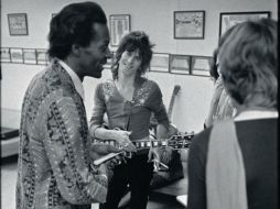 La banda publicó algunas fotos de sus momentos con el legendario rockero. TWITTER / @RollingStones