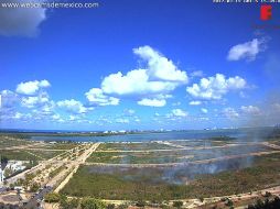 Habitantes de condominios ubicados frente al polígono reportaron brotes de fuego en uno de los lotes. TWITTER / @webcamsdemexico