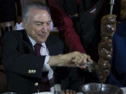 El presidente brasileño Michel Temer intenta despejar dudas sobre la calidad de la carne brasileña con una cena. EFE / J. Alves