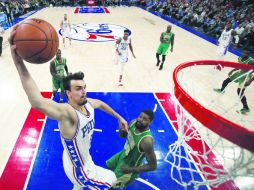 Imparable. Dario Saric (izq.) comandó la ofensiva de la quinteta de Filadelfia ante Boston. AP / M. Slocum