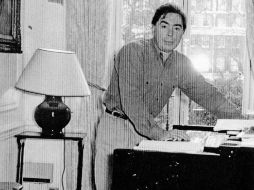 Andrew Lloyd Webber. El artista posa desde la sala de su casa, donde compone sus obras. ESPECIAL /