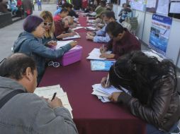 Ante el desempleo, usuarios recurren a sus ahorros en las Afores. En la foto, feria de empleo realizada en Plaza de la Liberación. EL INFORMADOR / ARCHIVO