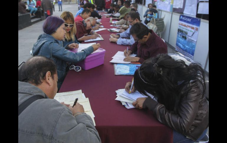 Ante el desempleo, usuarios recurren a sus ahorros en las Afores. En la foto, feria de empleo realizada en Plaza de la Liberación. EL INFORMADOR / ARCHIVO