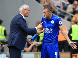 Vardy (D) es uno de los jugadores que tuvo conversaciones con los dueños del equipo antes de que Ranieri (I) i fuese cesado. AFP / L. Parnaby