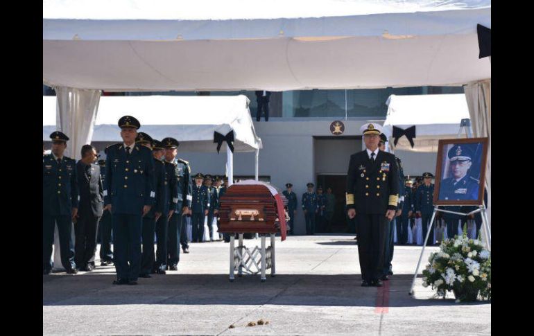 Los restos de Riviello son trasladados en una carroza fúnebre del Ejército para desfilar entre dos columnas de cadetes. TWITTER / @S_Cienfuegos_Z