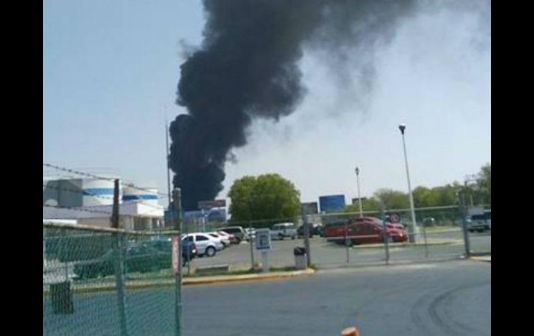 El incendio se propagó hacia otras tres fincas aledañas, fue necesario desalojar a los moradores para evitar riesgos. TWITTER /