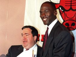 Michael Jordan (D) es uno de los jugadores que Krause (I) reclutó para Chicago. AP / M. Elias