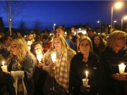 Republicanos irlandeses en Belfast se manifiestan con veladoras por la muerte de Martin McGuinness. AP / P. Morrison