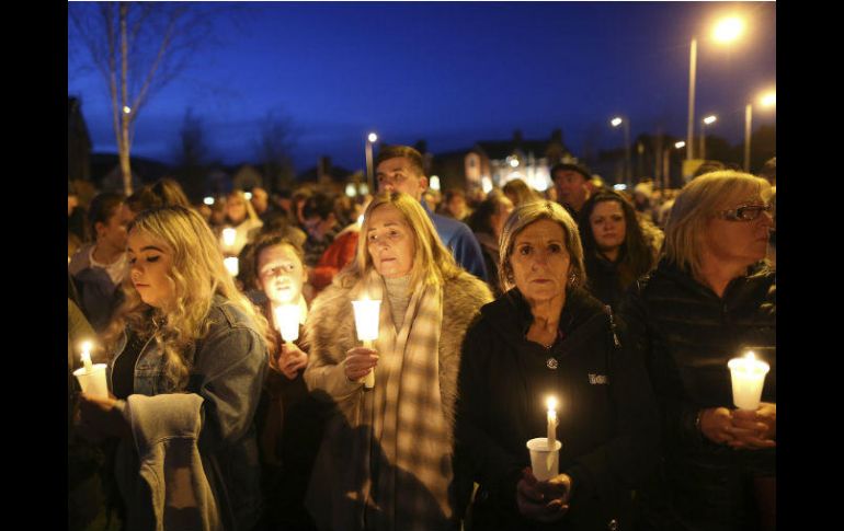 Republicanos irlandeses en Belfast se manifiestan con veladoras por la muerte de Martin McGuinness. AP / P. Morrison