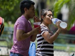 La Segob sugiere que ante el aumento de la temperatura es necesario tomar al menos dos litros de agua diarios. NTX / ARCHIVO