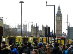 Según medios, un vehículo atropelló a varias personas en el puente de Westminster antes de continuar hacia el Parlamento. AFP / N. Halle'n